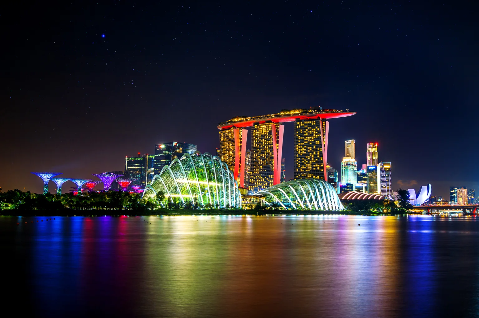 SINGAPORE - AUG 9 ,2017 : Cityscape at night in Singapore.