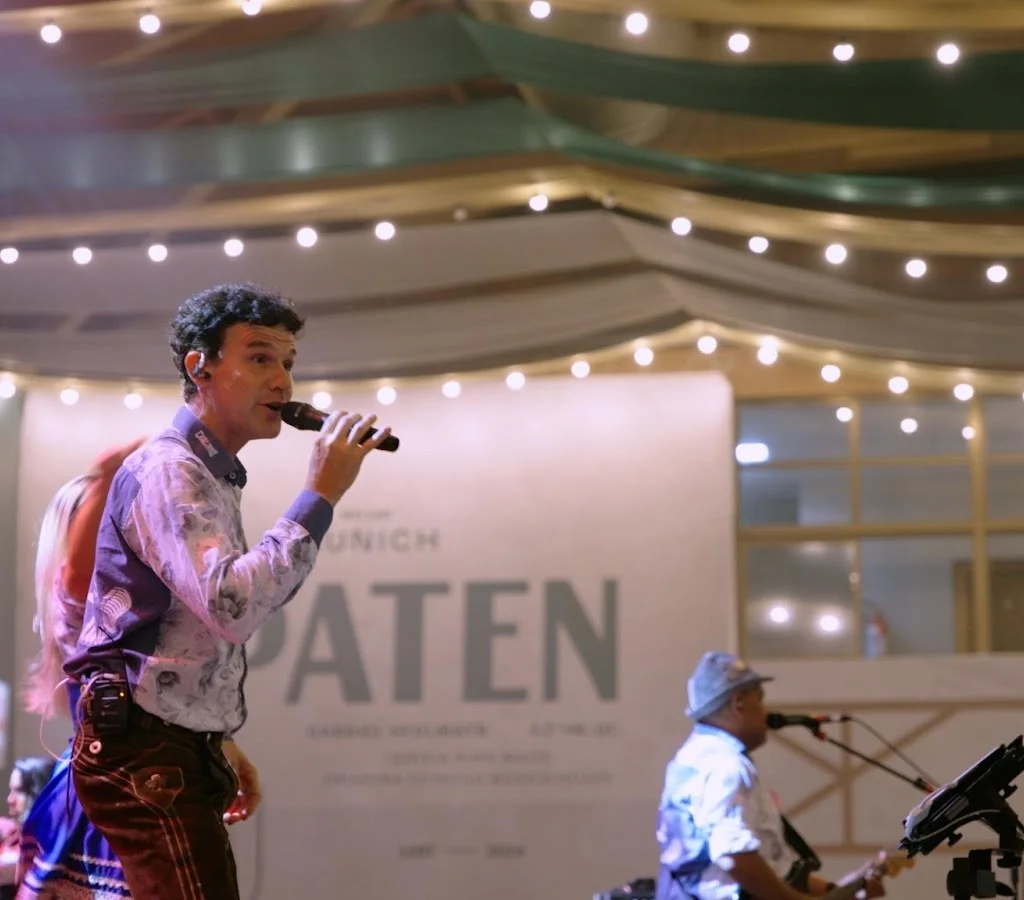 Ambev e Spaten trazem open de água, jingle divertido e coreografia especial para incentivar moderação na Oktoberfest Blumenau.