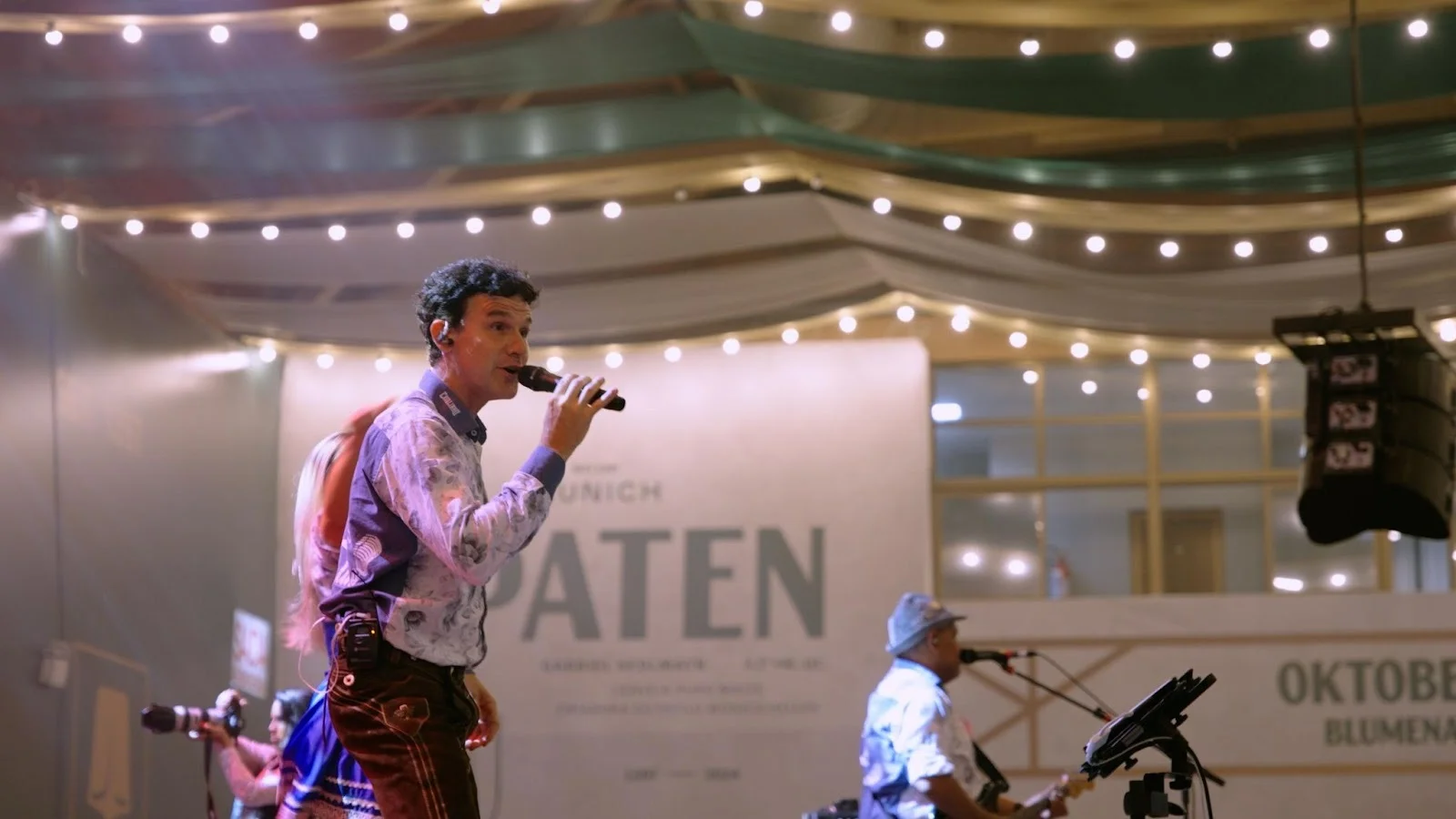 Ambev e Spaten trazem open de água, jingle divertido e coreografia especial para incentivar moderação na Oktoberfest Blumenau.