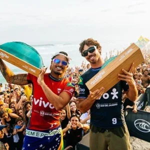 Italo Ferreira e Yago Dora, surfistas brasileiros