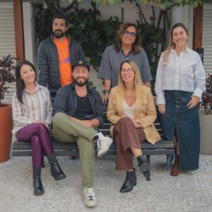 Esq para direita: Marco, Marcia e Roberta (em pé) e Ana, Fernando e Marcella (sentados)