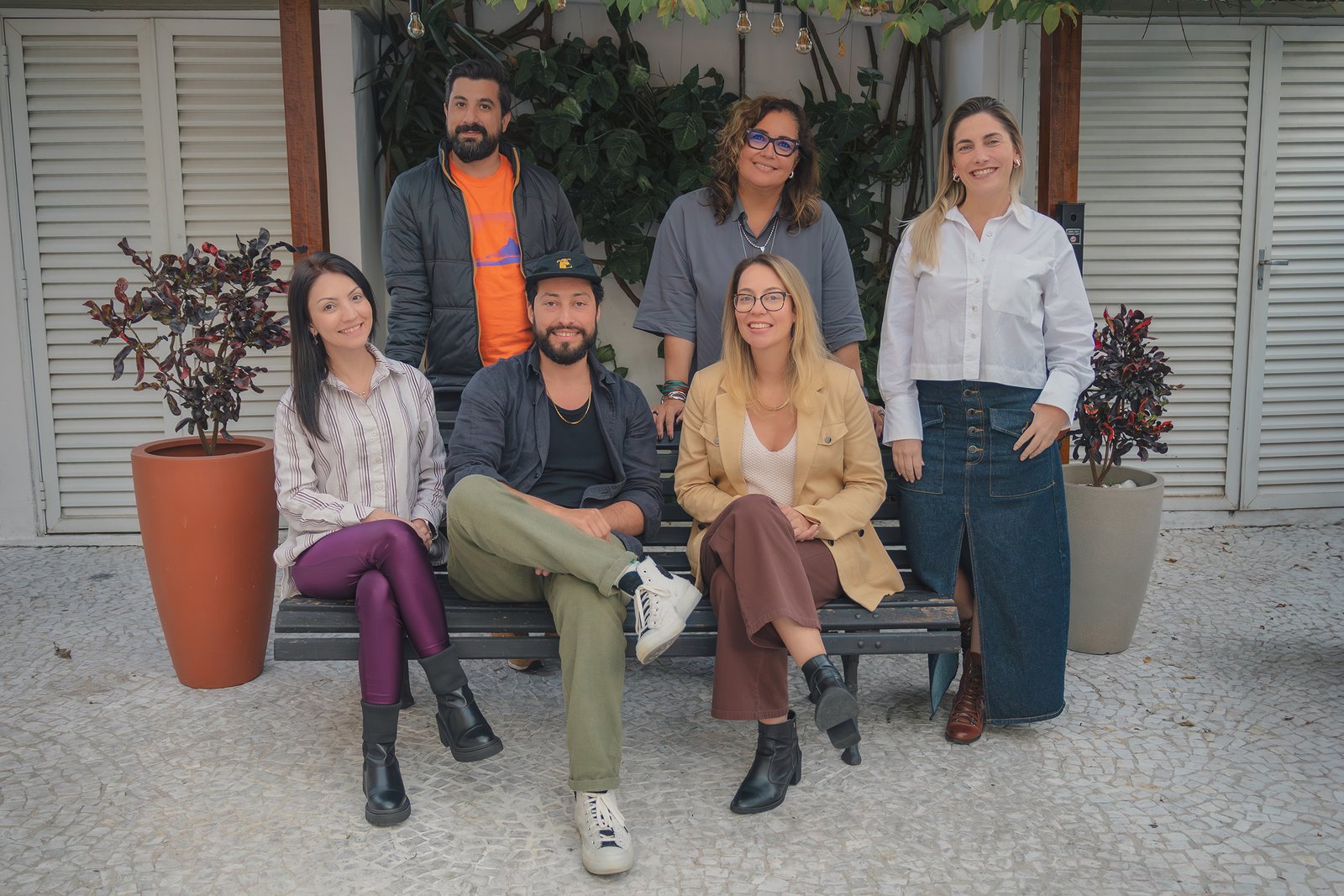 Esq para direita: Marco, Marcia e Roberta (em pé) e Ana, Fernando e Marcella (sentados)