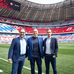 Julio Iglesias, diretor comercial da Kaizen Gaming, Michael Diederich, vice-presidente executivo do FC Bayern e George Daskalakis, CEO da Kaizen Gaming. Crédito - Divulgação Betano