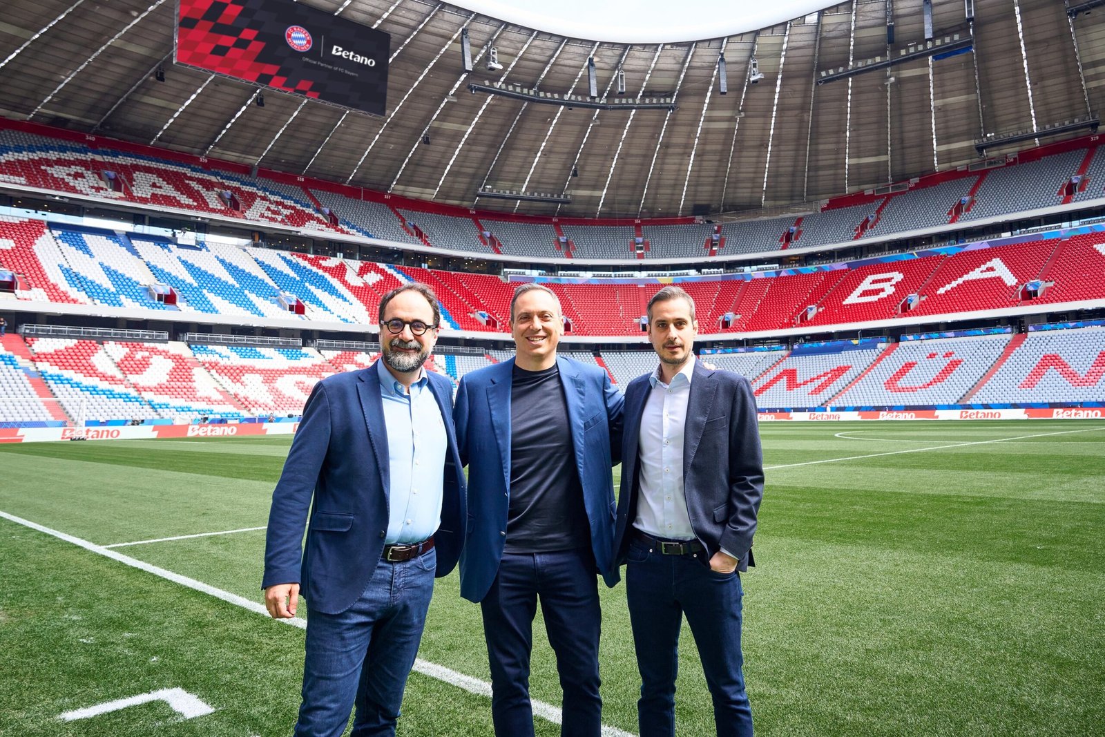 Julio Iglesias, diretor comercial da Kaizen Gaming, Michael Diederich, vice-presidente executivo do FC Bayern e George Daskalakis, CEO da Kaizen Gaming. Crédito - Divulgação Betano