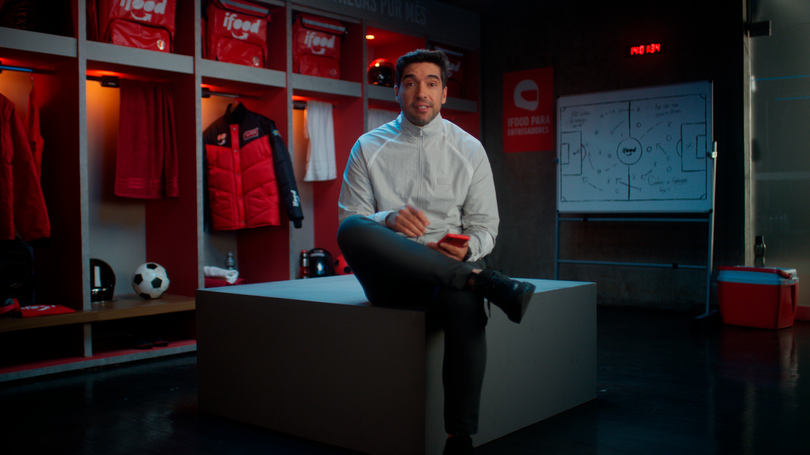 Abel Ferreira comanda nova campanha do iFood para atrair entregadores
