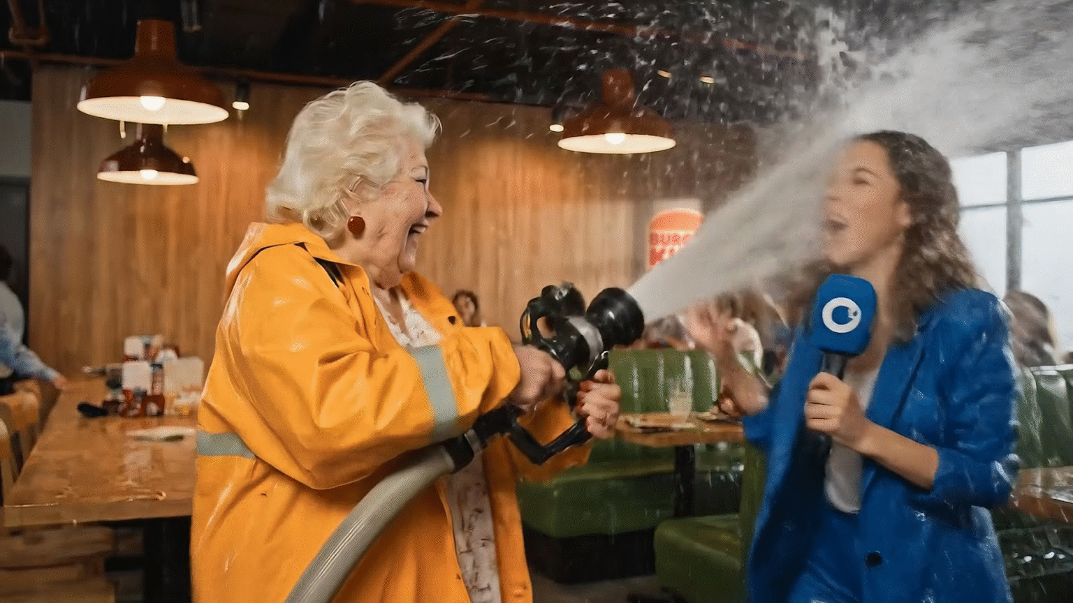 Burger King surfa na onda da Inteligência Artificial com campanha divertida para promover sanduíches em dobro